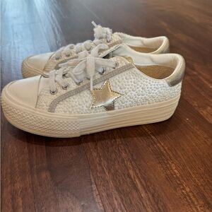Vintage Havana Amaze 2 Pearl Sneakers, Women’s size 5.5